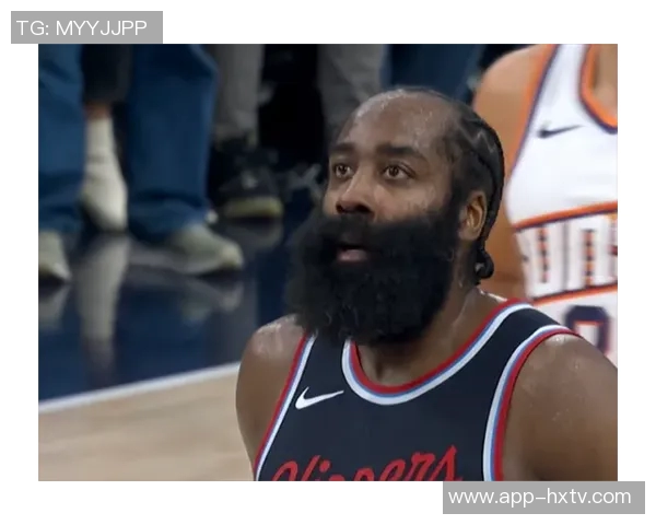 哈登三分球失误引发场下笑声马卡与弩机默契互动引发关注